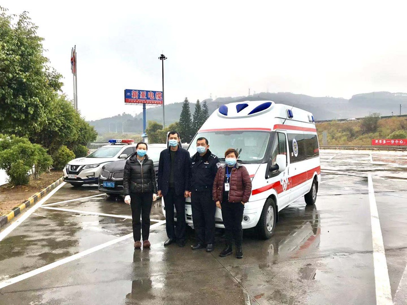 1581415706711821.jpg 警车押送!确保和合负压救护车安全到达武汉.jpg